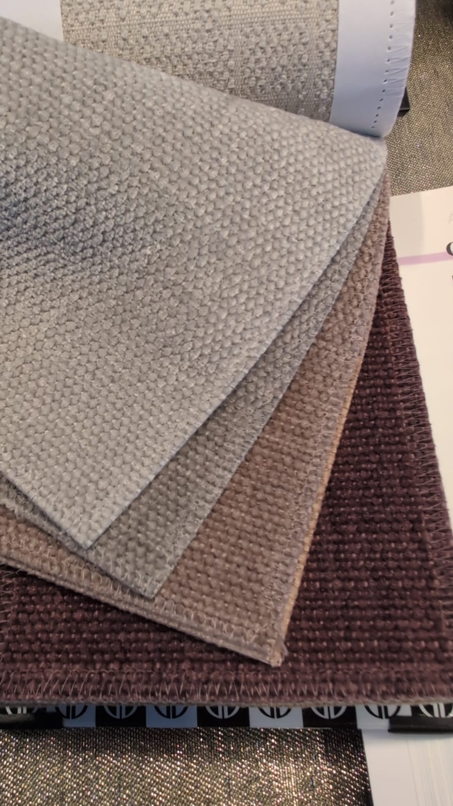 Cómo elegir la tela perfecta para sofás: Guía completa