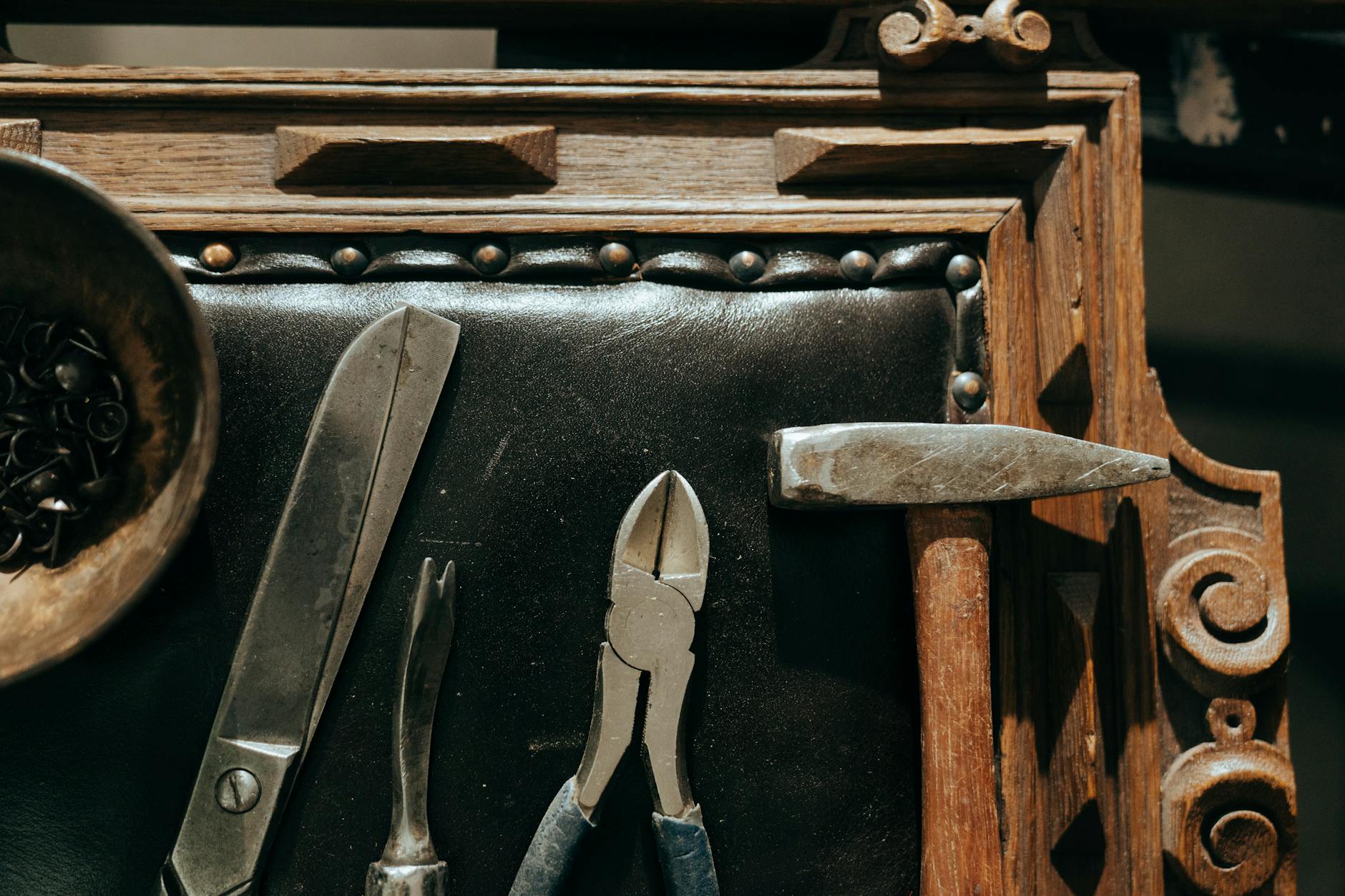 Mantenimiento y Limpieza de telas Tapizadas: Consejos Prácticos para Alargar la Vida de tus Muebles